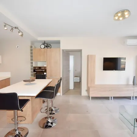 3-room In The Heart Of